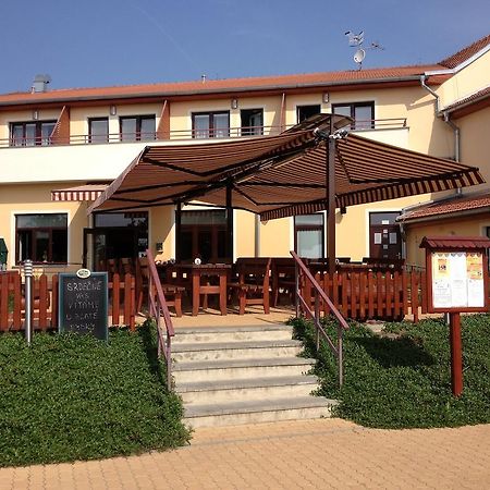 Active Wellness hotel U zlaté rybky Vyškov Kültér fotó