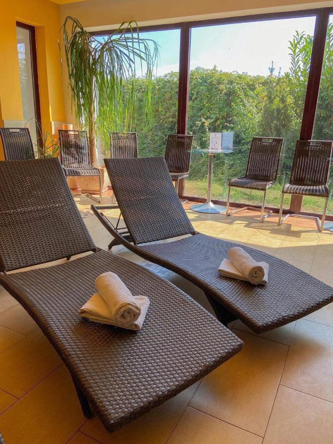 Active Wellness hotel U zlaté rybky Vyškov Kültér fotó