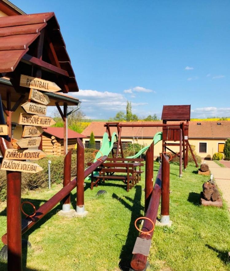 Active Wellness hotel U zlaté rybky Vyškov Kültér fotó