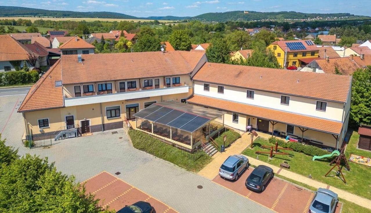 Active Wellness hotel U zlaté rybky Vyškov Kültér fotó