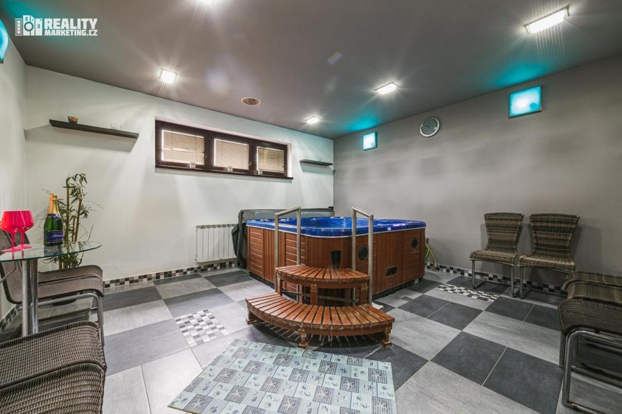 Active Wellness hotel U zlaté rybky Vyškov Kültér fotó