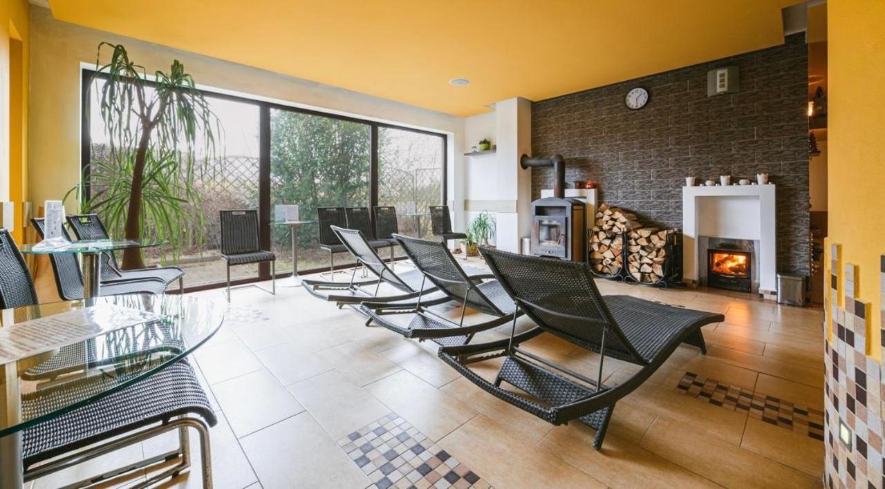 Active Wellness hotel U zlaté rybky Vyškov Kültér fotó